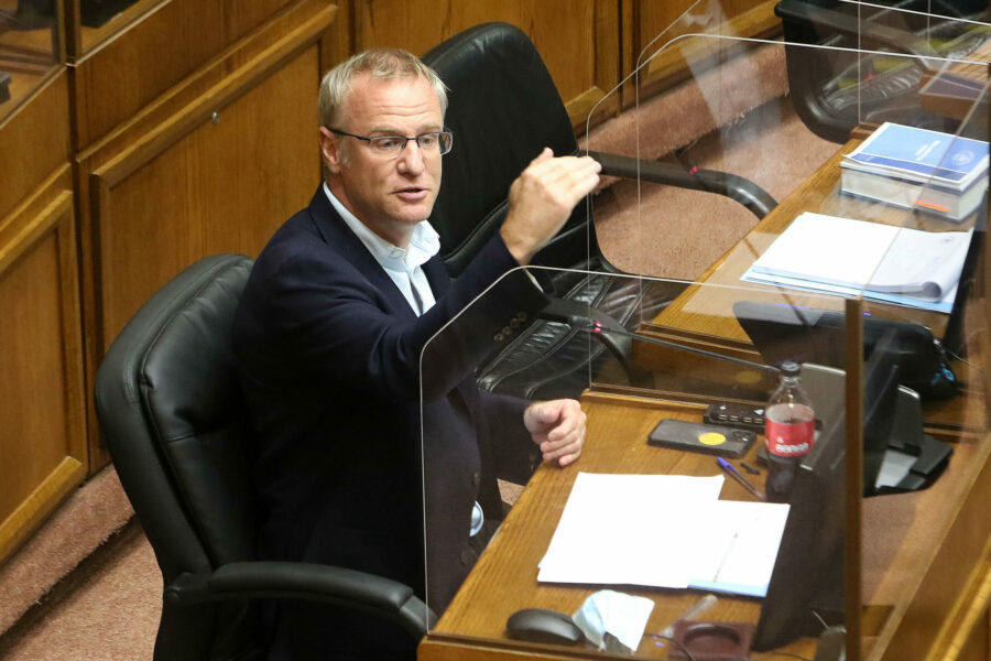 Felipe Kast sentado en su puesto en la Sala del Senado