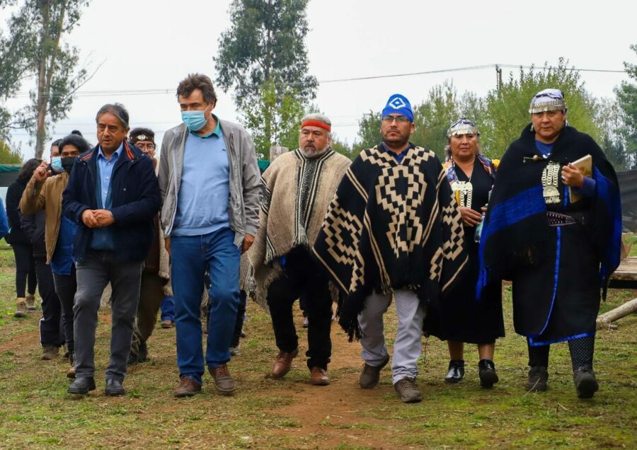 Ministro Esteban Valenzuela junto con representantes de comunidades mapuche