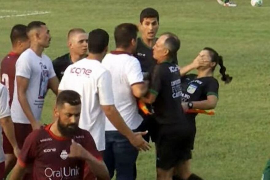 DT dio cabezazo a guardalíneas en Brasil