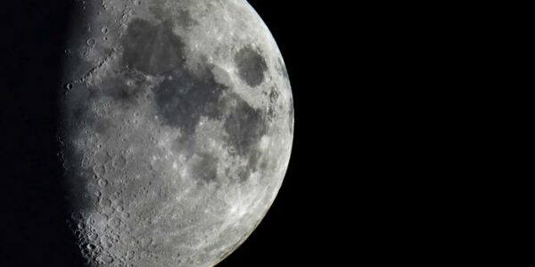 La cara cercana de la Luna está dominada por vastos depósitos volcánicos, mientras que la cara lejana tiene muchos menos.