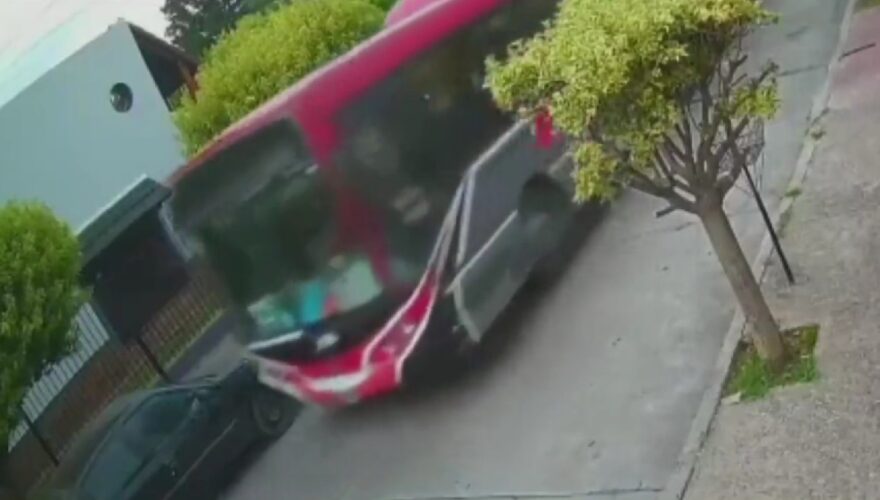 VIDEO. Niño de 12 años roba micro, maneja 30 cuadras y choca autos
