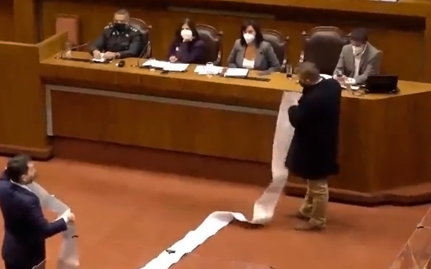 El momento en que Republicanos le dejan un "papiro" a la ministra Siches