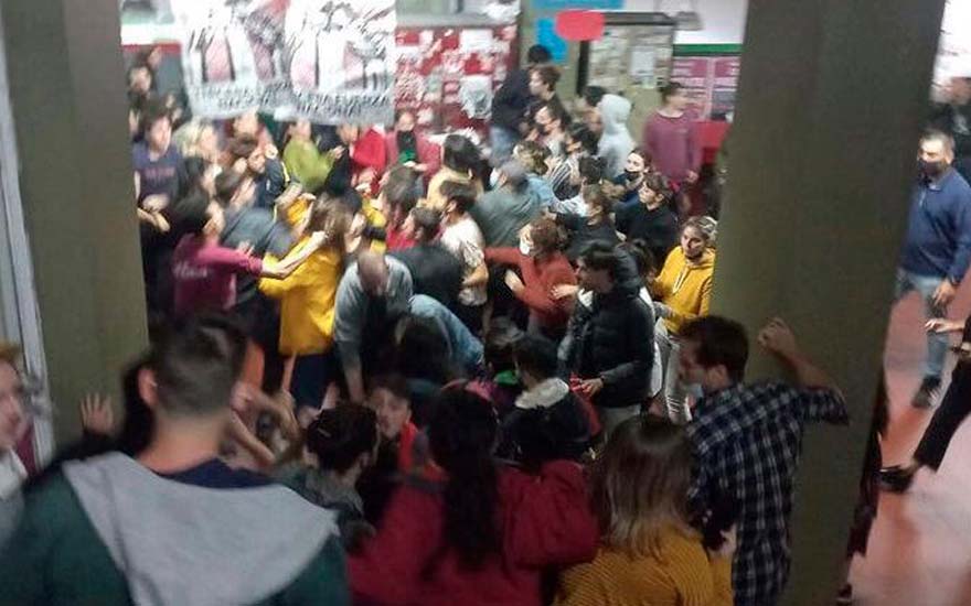 La curiosa pelea entre estudiantes en Facultad de Filosofía y Letras