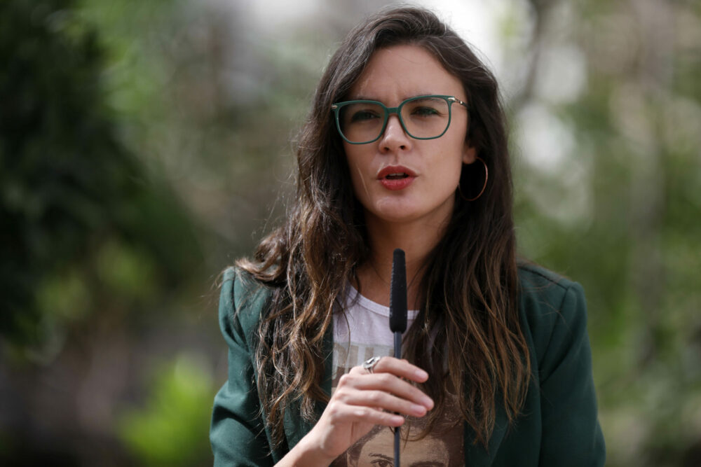 Ministra Camila Vallejo baja líneas sobre temas que preocupan al gobierno