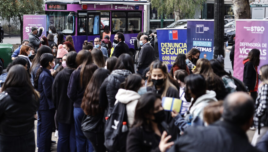 Municipalidad de Santiago instaló bus en República para recibir denuncias