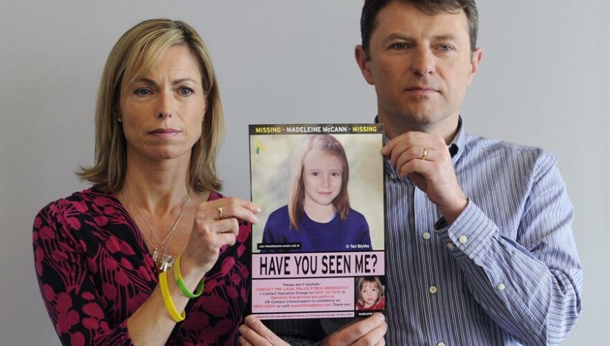 Fotografía de archivo del 2 de mayo de 2012 que muestra a Kate McCann (i) y su marido, Gerry McCann, sujetando un cartel con una fotografía de su hija desparecida en 2007, Madeleine McCann.