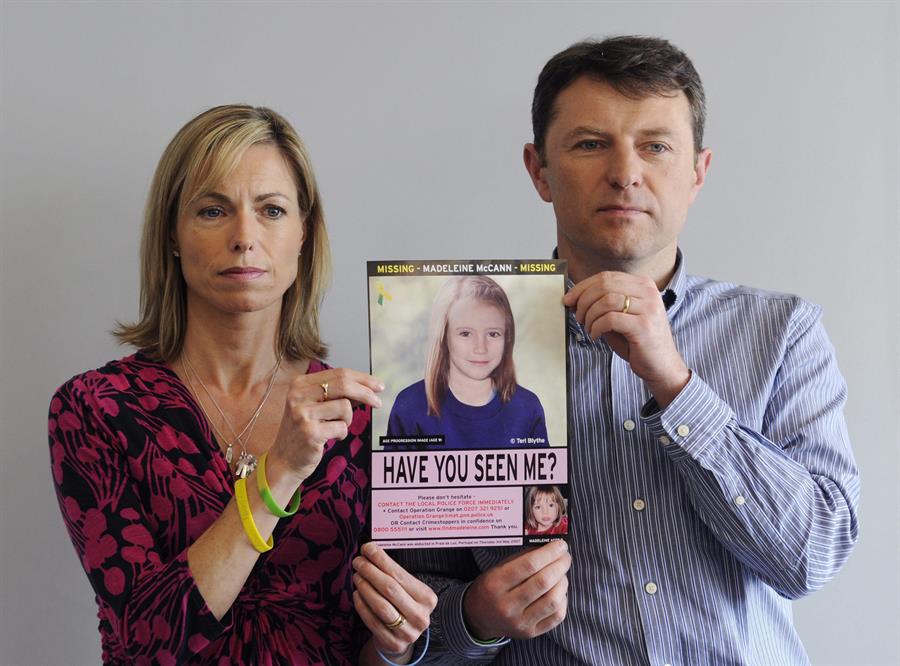 Fotografía de archivo del 2 de mayo de 2012 que muestra a Kate McCann (i) y su marido, Gerry McCann, sujetando un cartel con una fotografía de su hija desparecida en 2007, Madeleine McCann.