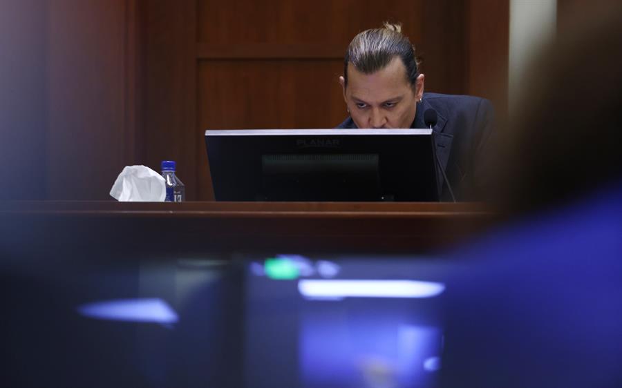Amber Heard muestra video de Johnny Deep ebrio y violento en su juicio