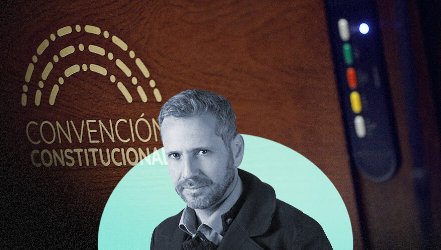 La imagen muestra a Álvaro Ramis frente a un logo de la convención