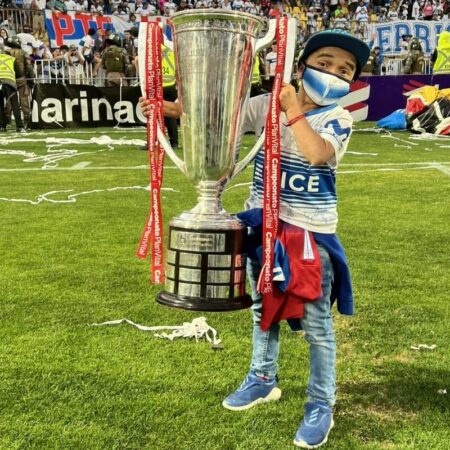 Hans Christian “Miguelito” Malpartida levanta la copa del tetracampeonato de la Universidad Católica.