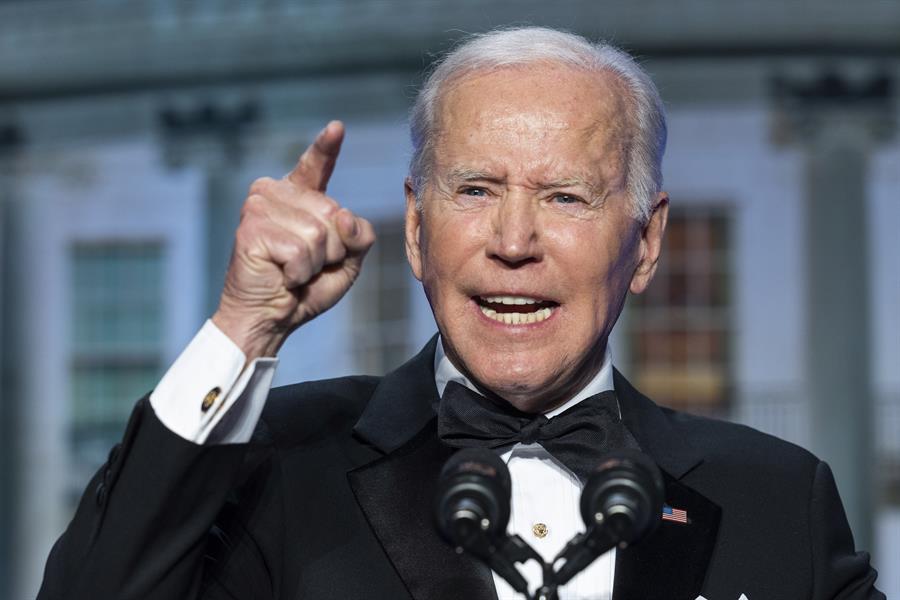 El Presidente Biden se burla de Donald Trump en una ceremonia