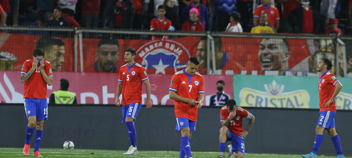 FIFA aplica millonarias sanciones a Chile por conductas de sus hinchas