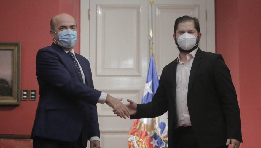 Gariel Boric y el Contralor Jorge Bermúdez dandose la mano en el Palacio de La Moneda