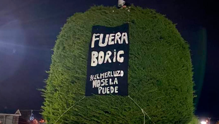 FOTO. Intervienen árbol de Boric en Punta Arenas con crítica al "merluzo"
