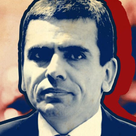 La imagen muestra a Carlos Gajardo frente a un fondo canalla