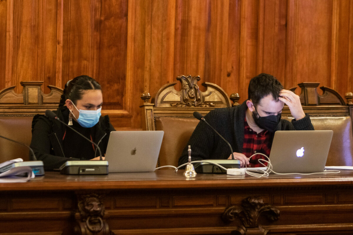Rosa Catrileo y Ricardo Montero sentados en un salón del ex congreso