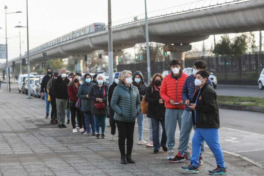 Nueva alza de positividad Covid tras una baja progresiva de tres meses