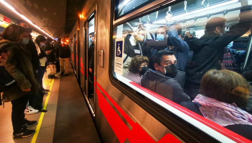 Lanzazo en el Metro termina con delincuente herido por impacto de vagón