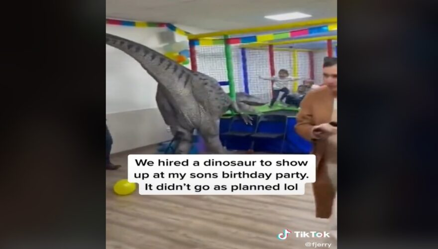 Animador fue a cumpleaños disfrazado de dinosaurio y niños se escapan