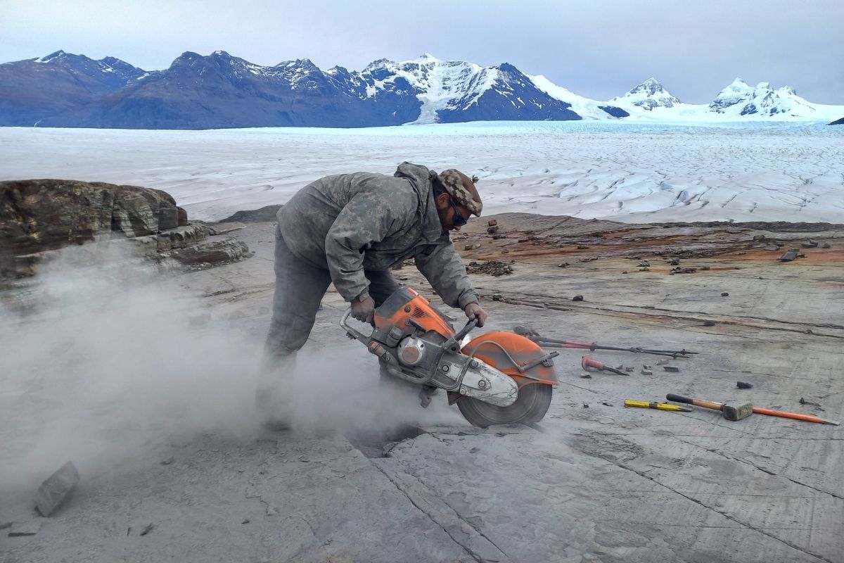 Jonatan Kaluza probando herramientas en el zona del Glaciar Tyndall, antes de iniciar las labores de extracción del ictiosaurio.