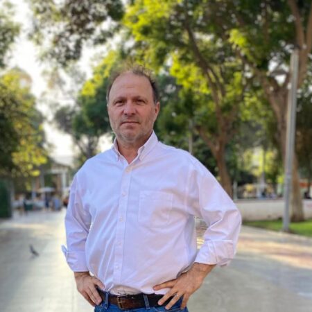 "La Constitución es un espacio común y tendremos que adecuar aquellos elementos que no nos gusten", dice Alfonso De Urresti, senador PS.