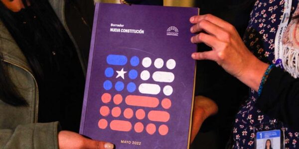 Las reacciones en la derecha por logo borrador nueva Constitución