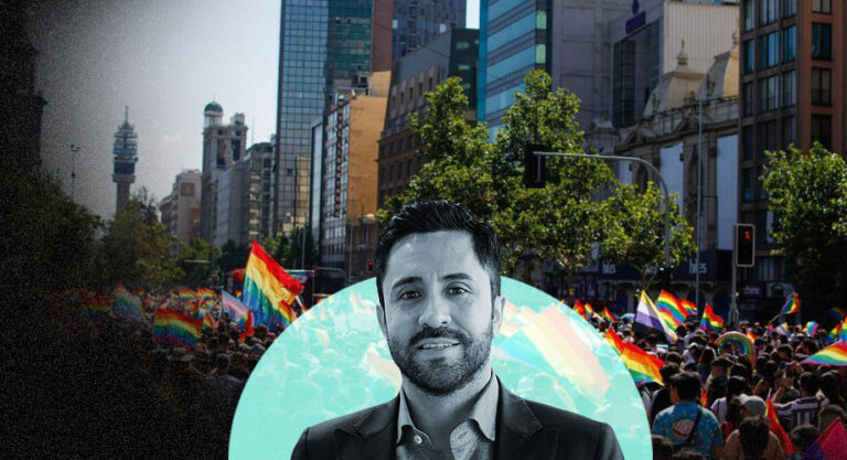 La imagen muestra a Emilio Maldonado frente a una manifestación de la comunidad LGBTI