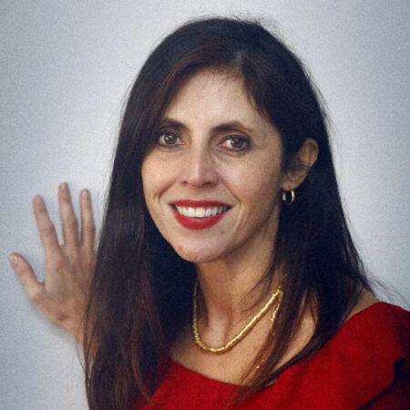 La imagen muestra a María Elena Santibáñez