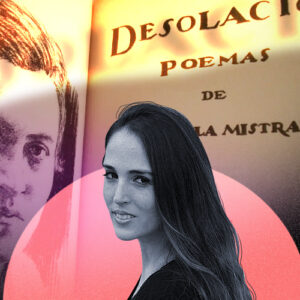 La imagen muestra a Montserrat Martorell frente al poemario Desolación de Gabriela Mistral