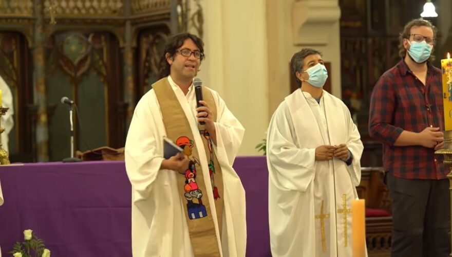 sacerdote Nicolás Viel sosteniendo el micrófono en la misa por el fallecimeinto del sacerdote Matías valenzuela