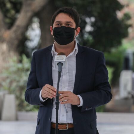 César Valenzuela, convencional socialista: "El cargo de senador no puede seguir existiendo"