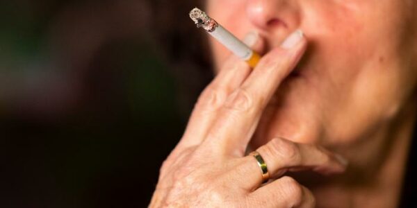 Los fumadores presentaban muchas más mutaciones genéticas que pueden causar cáncer de pulmón que los no fumadores.