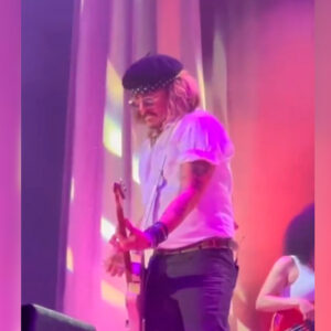 VIDEO. Johnny Depp tocó en concierto a la espera de veredicto