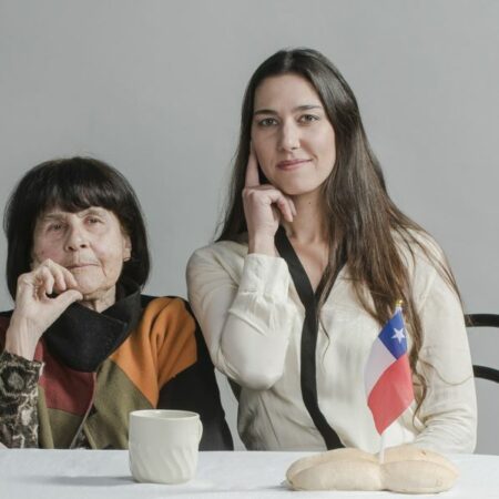 La imagen muestra a Roser Bru junto a su nieta, Amalá
