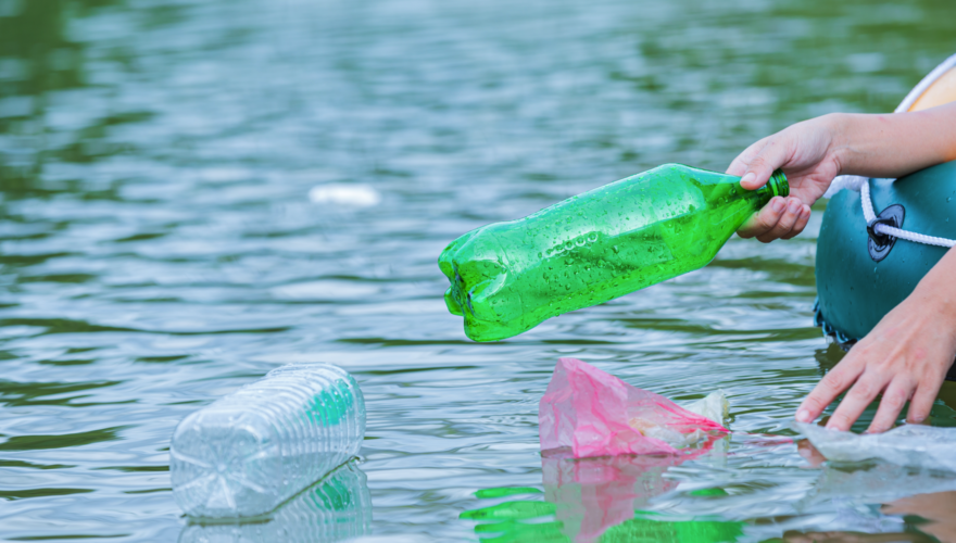 Plástico flotando sobre un río