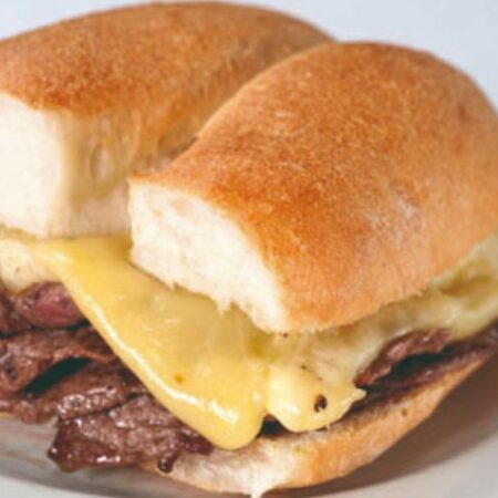 El sándwich Barros Luco se originó en la Confitería Torres, se hace sólo con filete y queso fundido dentro de una marraqueta crocante