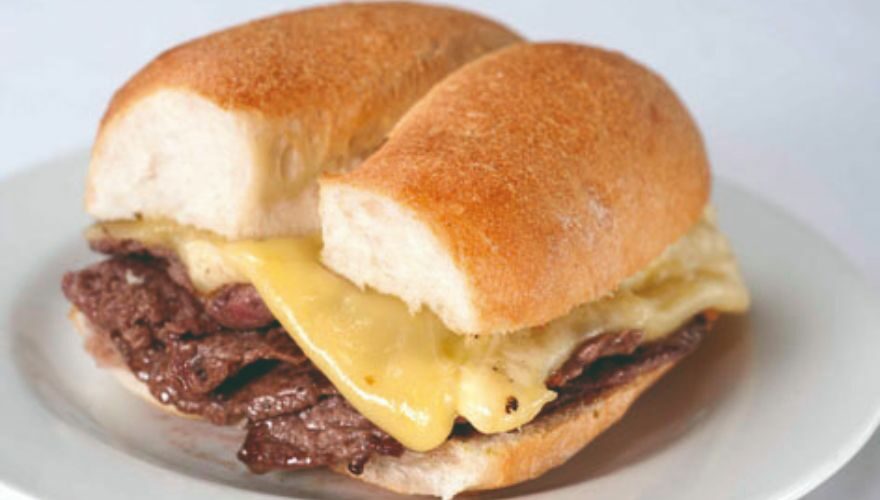El sándwich Barros Luco se originó en la Confitería Torres, se hace sólo con filete y queso fundido dentro de una marraqueta crocante