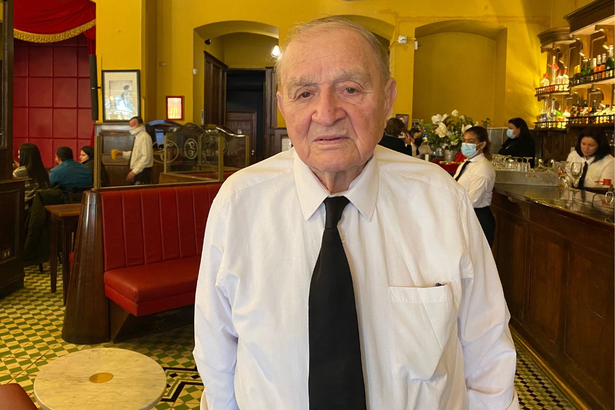 José Santos, de 94 años. ha trabajado por seis décadas en la Confitería Torres, y planea seguir trabajando ahí