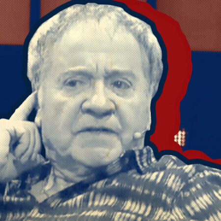 La imagen muestra a Pollo Fuentes frente a un fondo canalla