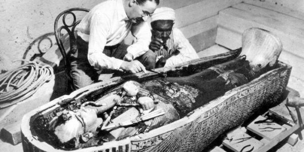 El Sr. Howard Carter trabajando en el tercer y más íntimo ataúd de Tutankamón (1922).