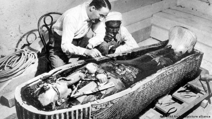 El Sr. Howard Carter trabajando en el tercer y más íntimo ataúd de Tutankamón (1922).