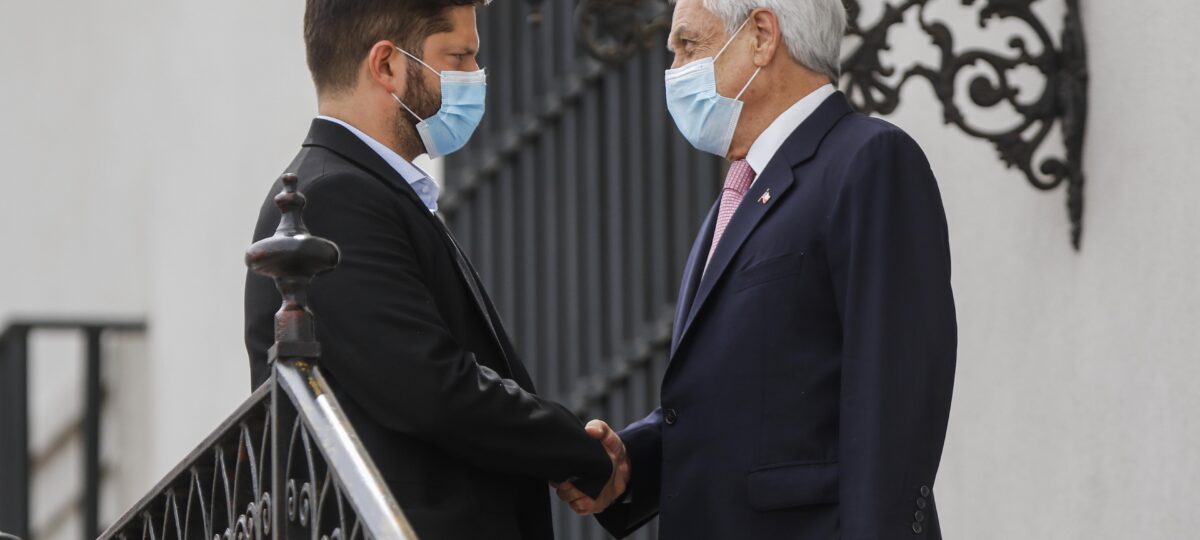 Gabriel Boric y Sebastián Piñera estrechando las manos en La Moneda, antes de la ceremonia de cambio de mando