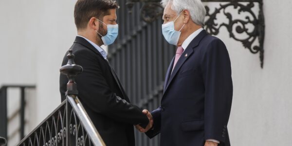 Gabriel Boric y Sebastián Piñera estrechando las manos en La Moneda, antes de la ceremonia de cambio de mando