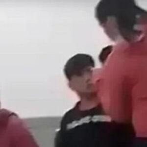 VIDEO. Madre entró a sala a golpear a niño que le hizo bullying a su hijo