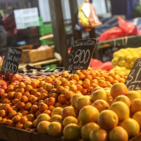 La imagen muestra distintas frutas y sus precios correspondientes, haciendo alusión a los altos precios por la inflación y los consejos que entrega el economista para hacerle frente
