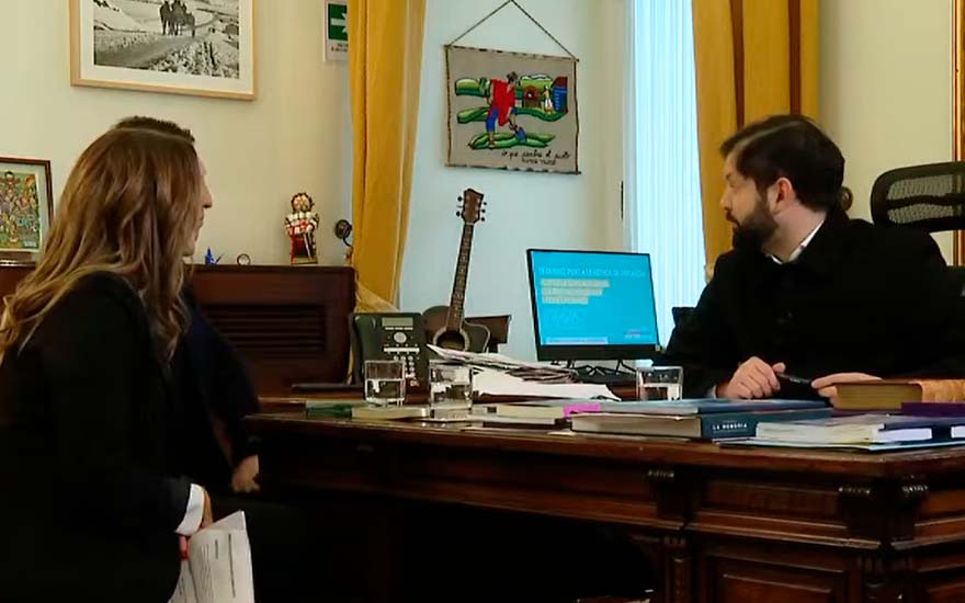Boric explicó por qué conserva curioso regalo de exministro de Piñera