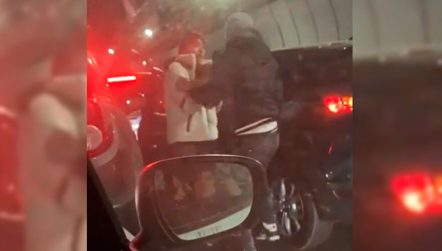 VIDEO. Captan impactante encerrona a dos mujeres en una autopista