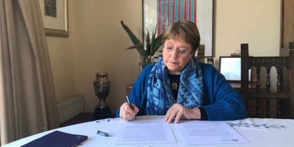 Michelle Bachelet escribiendo carta a favor de aprobar la nueva Constitución