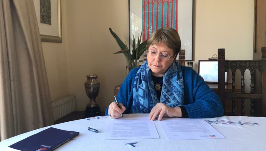 Michelle Bachelet escribiendo carta a favor de aprobar la nueva Constitución
