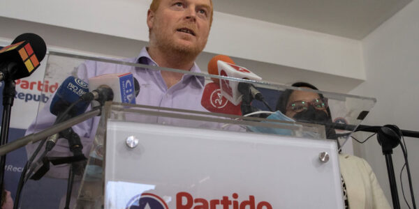 Rojo Edwards acusó que Bachelet comparte "fake news" sobre el Apruebo
